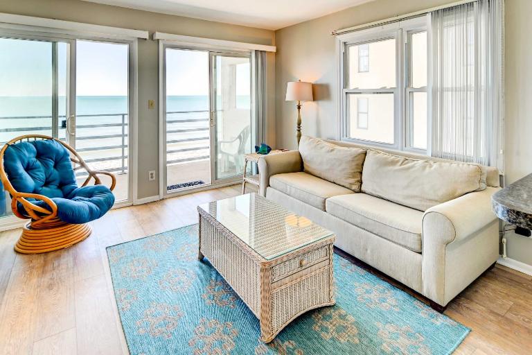 Murrells Inlet Condo on Garden City Beach! - Bed and Breakfast Myrtle Beach
