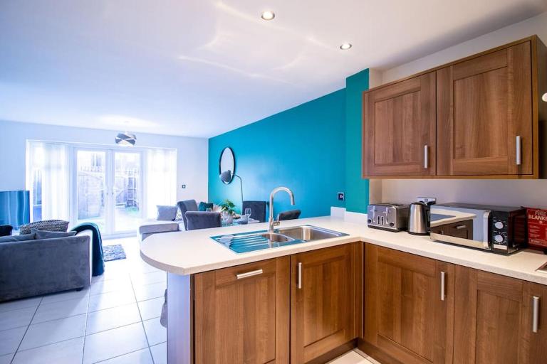 4BR Contractor Town House 2.5bathrooms, 2 free parking spaces managed by Chique Properties - B&B Milton Keynes