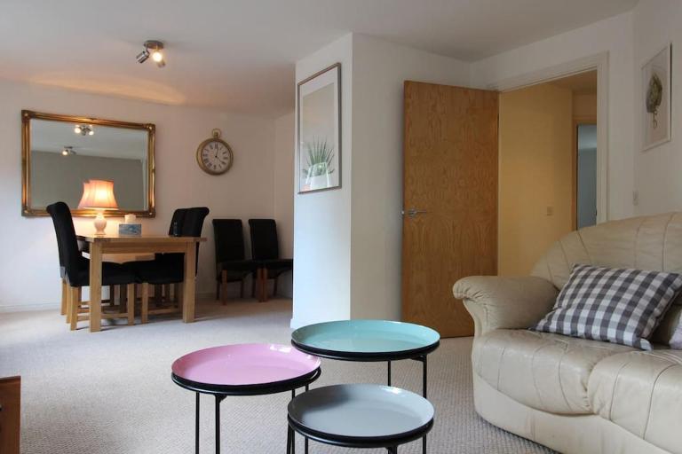 3 bedroom flat 10 mins walk to Bay and City center Free Parking - Ferienwohnung Cardiff