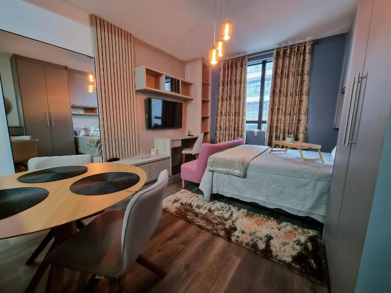 Flat luxo, mobiliado c/ ar, wi-fi, pisc. e academia - B&B Barueri