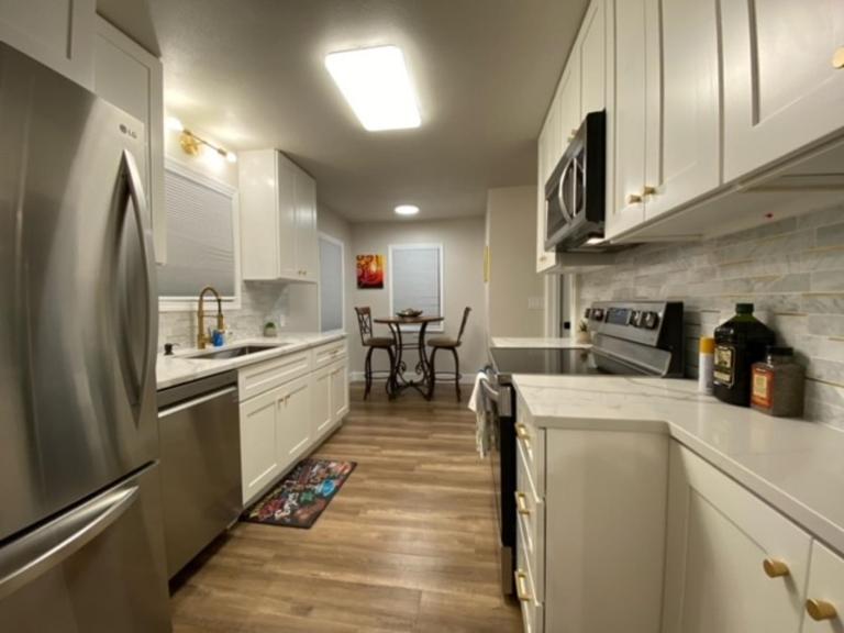 Charming Brick Home with bonus space & foosball - Chambres d'hôtes Spokane