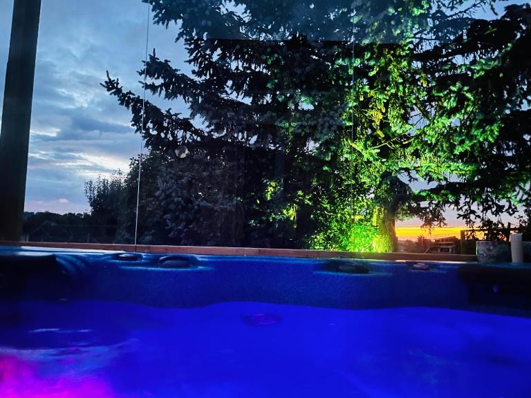 La k abane jacuzzi extérieur chauffée piscine de saison totalement privatisé - Chambres d'hôtes Blandin