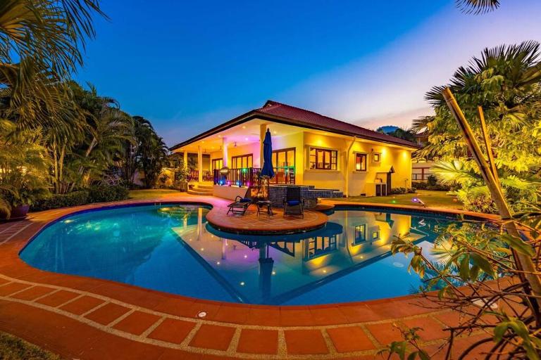 Cozy 3 Bedroom Pool Villa Close to Town - CV3L - Bed and Breakfast Hua Hin