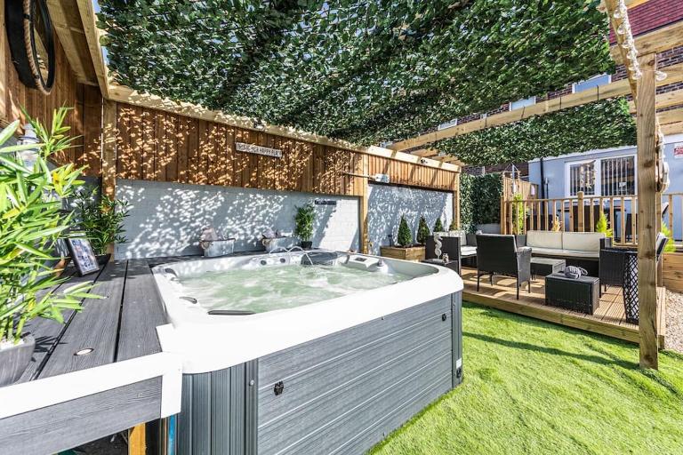 Stunning house close to the stadium + Hot tub! - B&B Liverpool