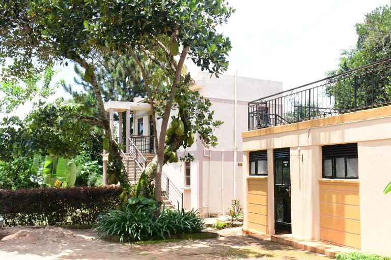 Golden Cherries Guest House - Bed and Breakfast Jinja
