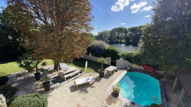 Belle demeure avec piscine, vue et accès direct à la Seine, très proche de Paris - Bed and Breakfast Carrières-sur-Seine