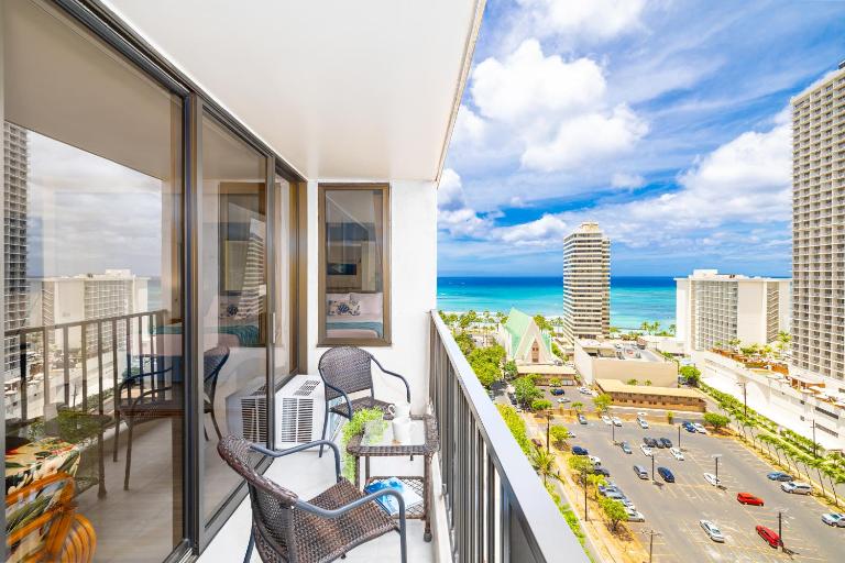 Waikiki condo with ocean views, pool, & beach steps away - B&B Honolulu
