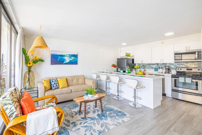 Remodeled 1BR Condo, Ocean Views with Free Parking! - Ferienwohnung Honolulu