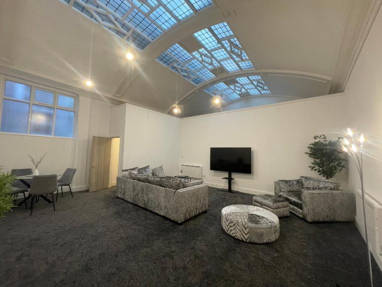 #20 Huge 2BR City Centre Apartment with Glass Ceiling Sleeps 6 Near Hull New Theatre - B&B Kingston upon Hull