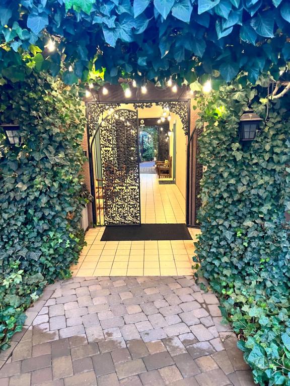 Lantern Light Inn - Romantic Getaway - B&B Sedona