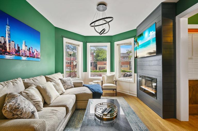 2 Bed Apt w/ Office, Free Parking, Near Wrigley - B&B Chicago
