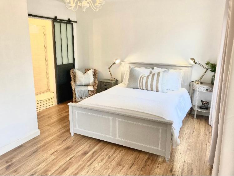 Stunning bedroom overlooking the Charente - Ferienwohnung Bourg-Charente