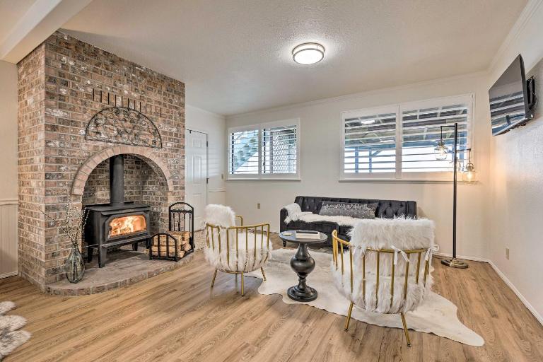 19 Mi to Seattle: Port Orchard Studio w/ Views - Bed and Breakfast Port Orchard