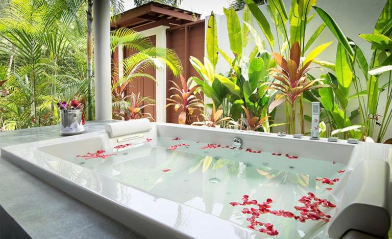 Golf view Villa with Jacuzzi- By AppartAli - Chambres d'hôtes Bouskoura