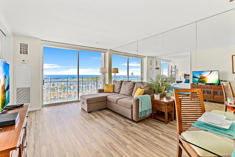 Stunning 1BR Ocean View Condo at Ilikai Marina - B&B Honolulu