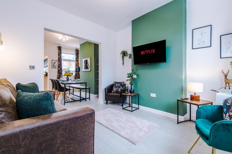 Stunning 3-bed home in Nantwich by 53 Degrees Property - Amazing location, Ideal for Groups - Sleeps 6 - B&B Nantwich