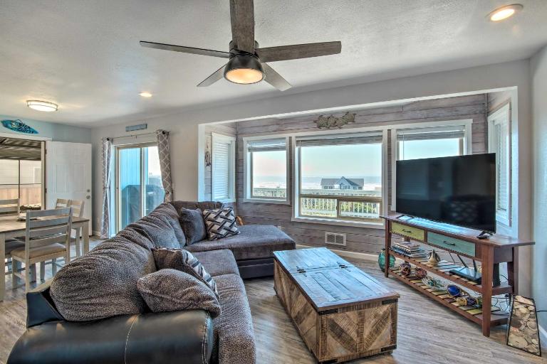 Gold Beach Home w/ Hot Tub, 1/4 Mi to Beach! - B&B Gold Beach