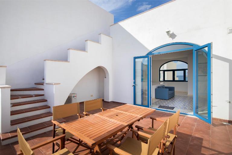 Chic, Stylish Traditional Townhouse with Terrace - St. Paul’s Bay - B&B San Pawl il-Baħar
