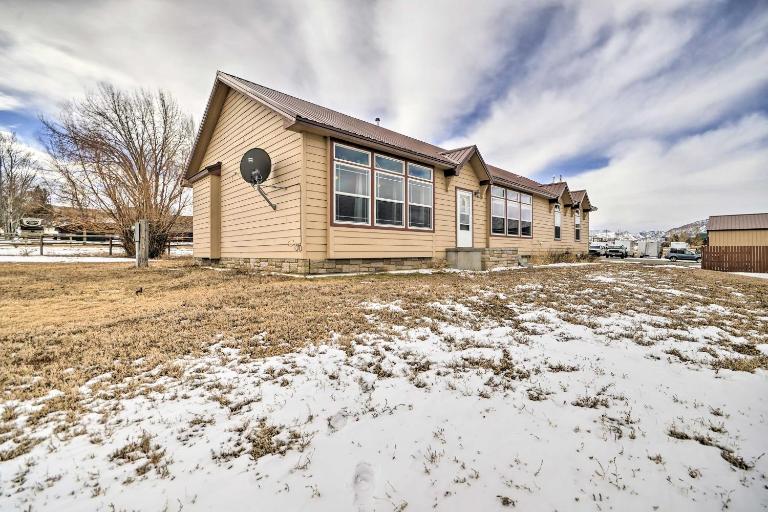 Charming Cody Vacation Home w/ Mtn Views! - B&B Cody