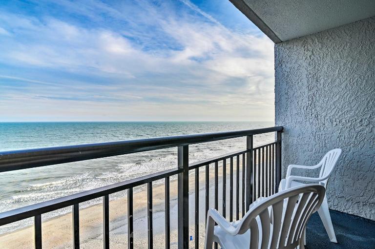 Oceanfront Balcony: Resort Condo in Myrtle Beach - Chambres d'hôtes Myrtle Beach