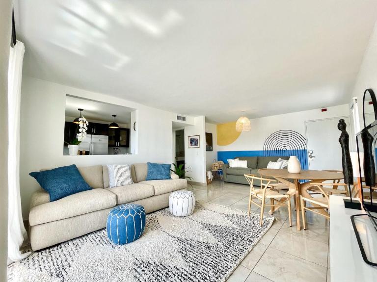 Free Beach Club and Parking at Casa Fifi Arch - B&B Miami Beach