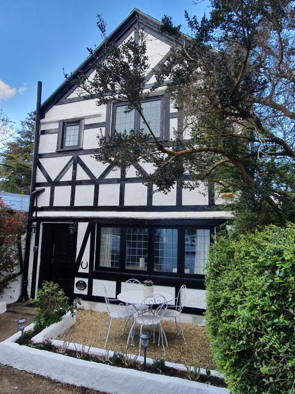 Bournemouth secluded cottage 10mins walk to beach - B&B Bournemouth