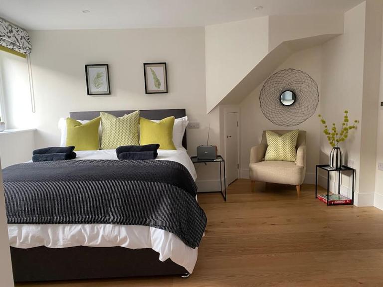 New studio apartment - minutes walk to Cathedral - B&B Salisbury