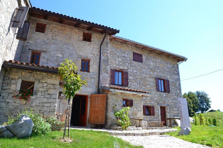 Holiday Farmhouse Skvor - Bed and Breakfast Robidišče