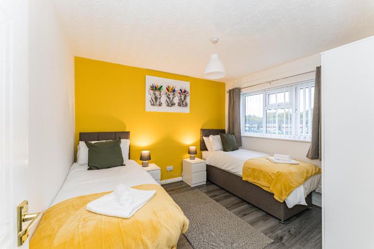 warm modern 3 bedroom house free secure off road parking, wifi & sky sleep upto 6 guest 2 bathrooms - Bed and Breakfast Aintree
