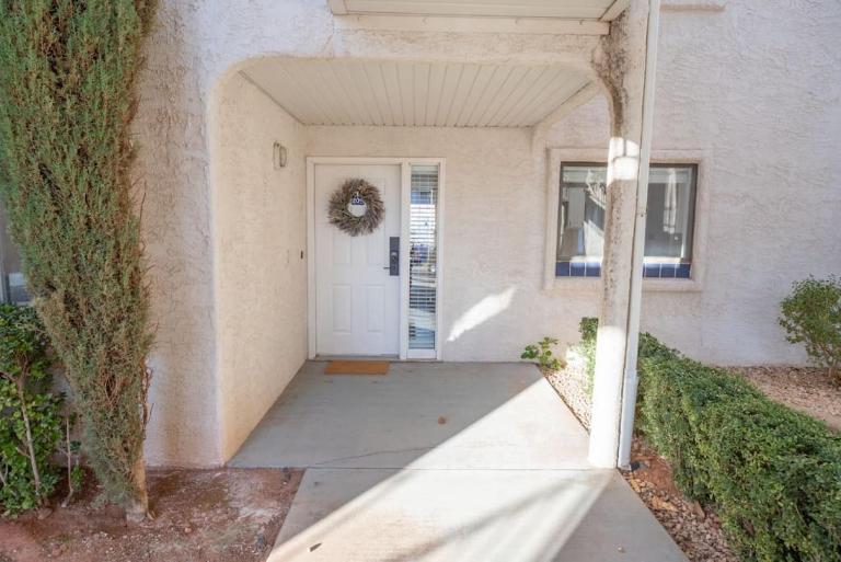 Las Palmas Retreat In Sunny St George with Pool - B&B St. George