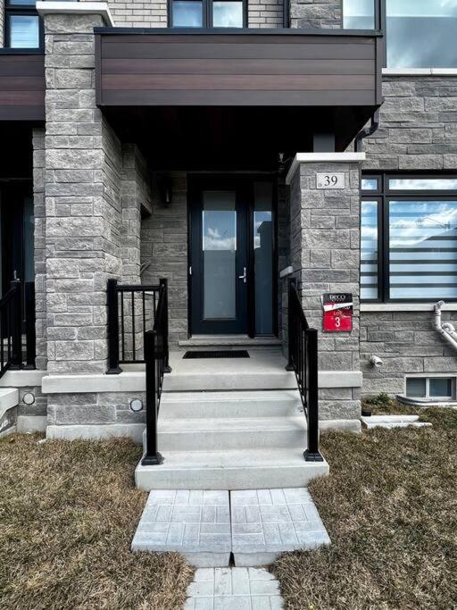 New Luxurious Studio Apartment - B&B Brampton