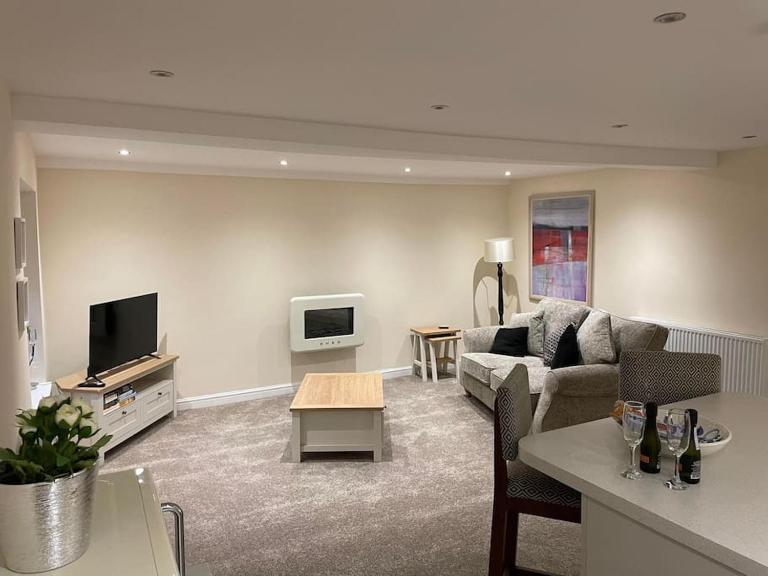 Flat 1 - Y Sgwar Restaurant - B&B Morfa Bychan