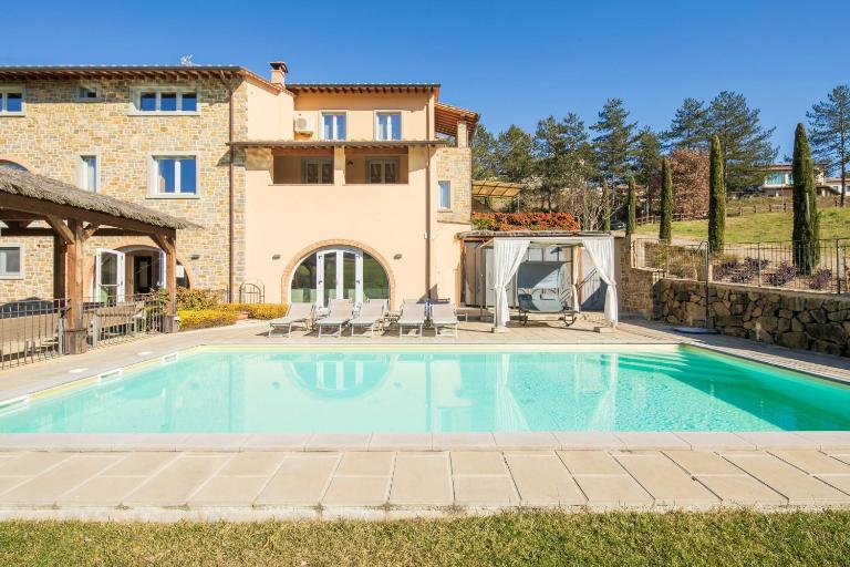 Beautiful villa with private lawn, pool and luxury SPA by VacaVilla - B&B Poppi
