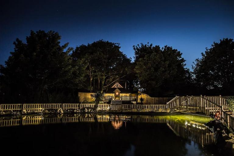 Romantic Treehouse with Hot Tub & BBQ Lodge - Bed and Breakfast Praze an Beeble
