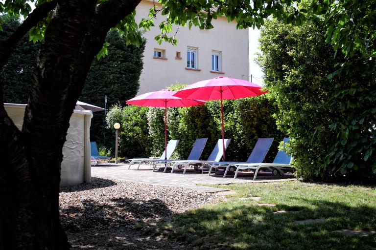 L'Oustaloise - Chambres et table d'hôtes prés de Béziers- Alex est cuisinier de métier- Piscine avec transats et parasols terrasse parking privé et garage à vélos motos- Labellisée Accueil vélo et Vignoble et découverte - B&B Faugères
