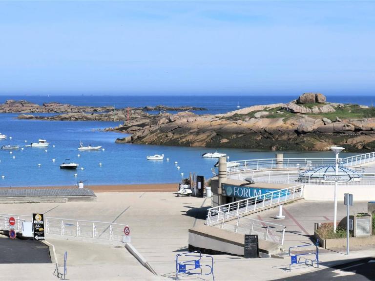 Appartement spacieux avec WIFI et parking à Trégastel, proche plage - FR-1-368-18 - B&B Trégastel