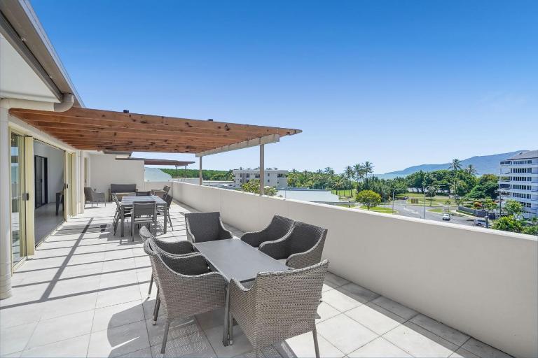 Belle Escapes 404 The Edge with Views - B&B Cairns