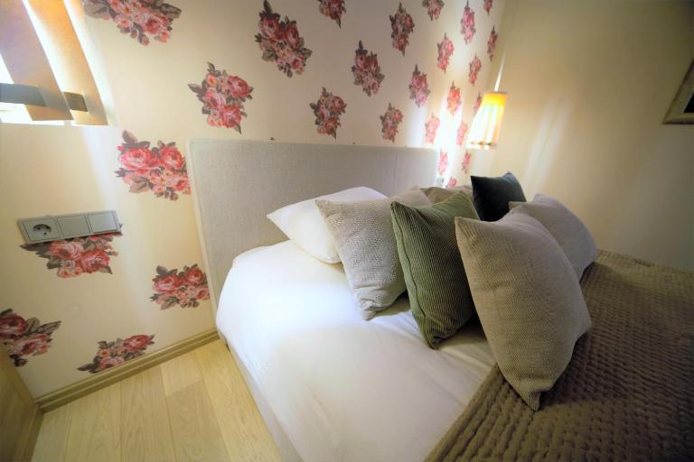 Quiet Old Town Apartment with Elevator Access - Chambres d'hôtes Riga