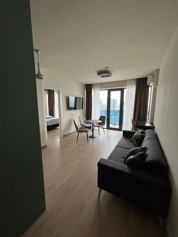 Двухкомнатная квартира с потрясающим видом на море в Orbi Beach Tower - B&B Batumi