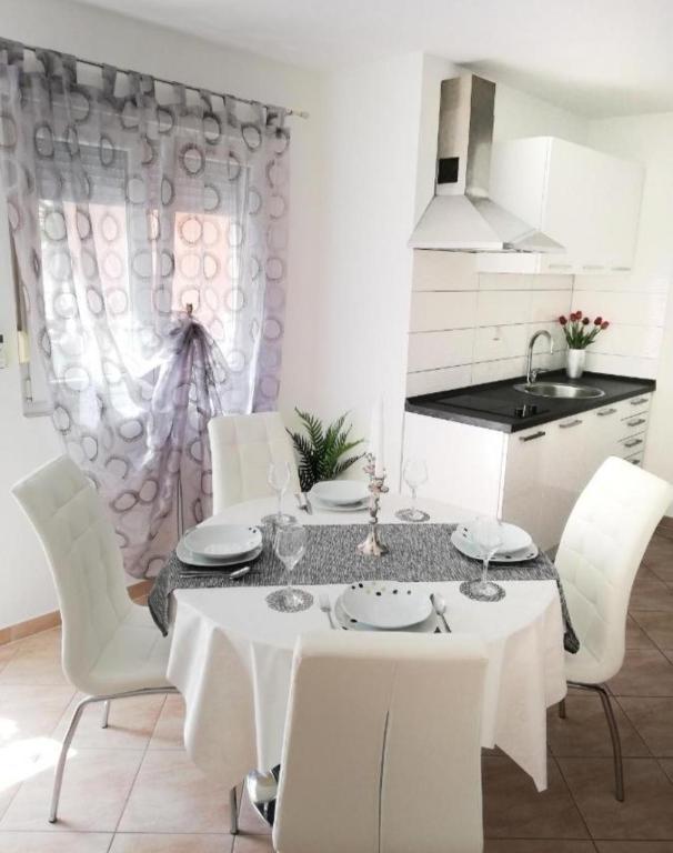 Apartment Toni - Private Parking, Steps to the Beach - Chambres d'hôtes Zadar