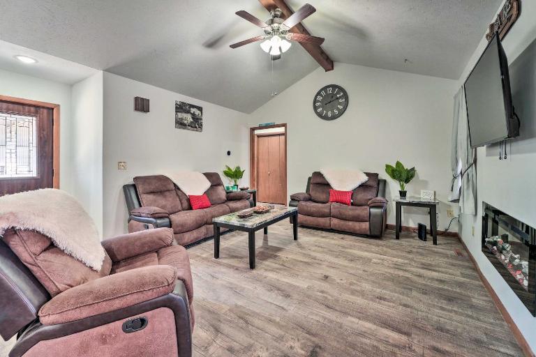 Missouri Retreat ~ 7 Mi to Silver Dollar City - Bed and Breakfast Branson West