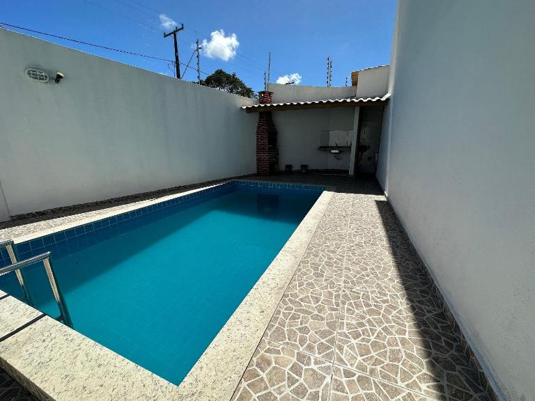 Apto no pavimento superior com 2 quartos (ambos com ar)com vista para o mar e internet privada 300MBPS. a aproximadamente 900m da praia de Taperapuã (Axé Moi), Residencial Vista Bela condomínio com piscina e área gourmet. - B&B Porto Seguro