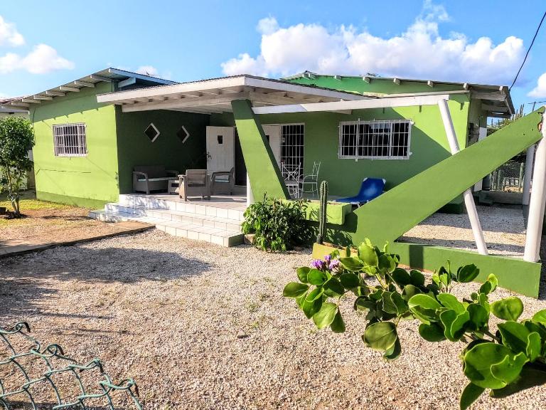 Traditional Aruban Home close to Surfside Beach - B&B Oranjestad