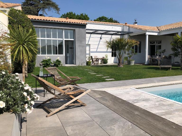 Maison M, chambre privée accès jardin piscine et jacuzzi près de La Rochelle - B&B La Rochelle