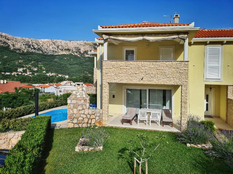 Ferienhaus mit Meerblick & Pool in Baška - Villa-Planina - B&B Baška