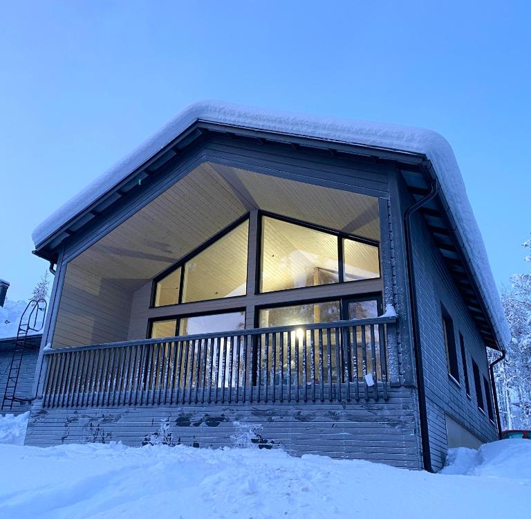 Villa Iiris - Peaceful Lapland Villa Surrounded by Nature - Ferienwohnung Äkäslompolo