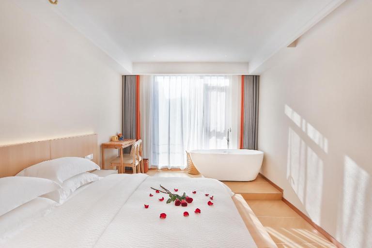 Flower Whisperer Homestay Tianmenshan Store free airport and station pick-up English language service - B&B Zhangjiajie