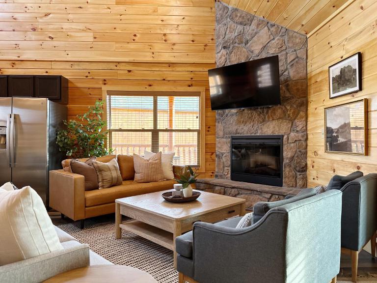 Modern Cabin w Indoor Pool MTN View Game Room - Ferienwohnung Pigeon Forge