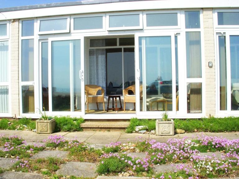 Chalet With Sea Views - B&B West Bay