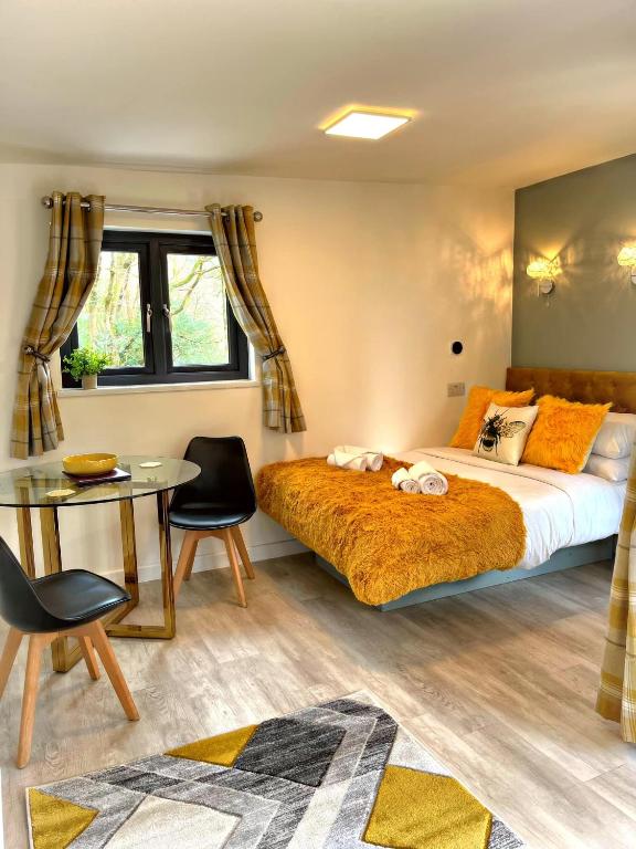 HiveAway - Hot Tub - Carmarthenshire - Pembrokeshire - B&B Meidrim